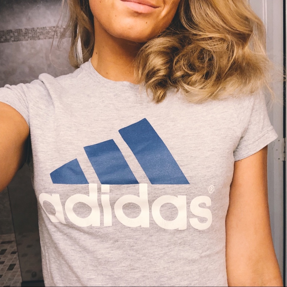 small adidas originals go-to logo tee gray blue